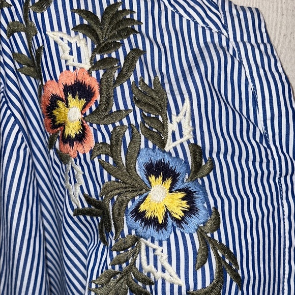 Caslon Blue and White Graphic Bell Sleeve Blouse stripped and boho style - Picture 6 of 12